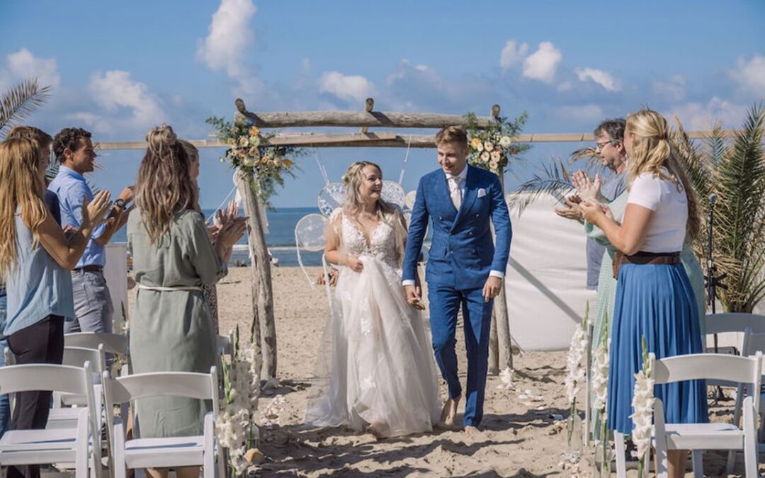 Beach Wedding Shoot In Peach & Blue Tinten: Styled Shoot